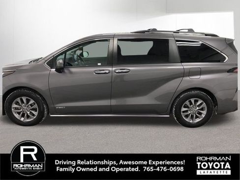 Used 2021 Toyota Sienna XLE image 3