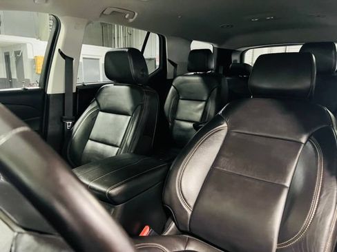 Used 2020 Chevrolet Traverse LT w/ LT Premium Package FWD image 3