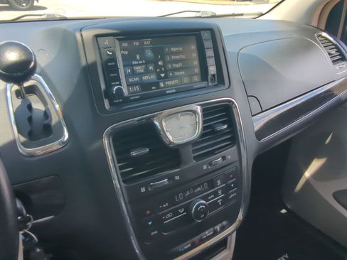 Used 2016 Chrysler Town & Country Touring FWD image 20