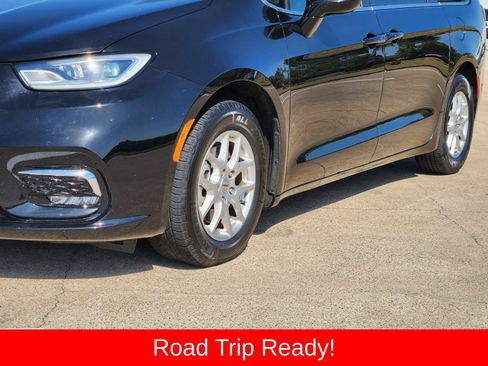 Used 2024 Chrysler Pacifica Touring-L FWD image 12
