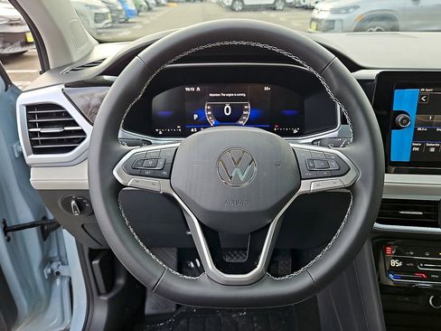 New 2026 Volkswagen Taos SE image 18