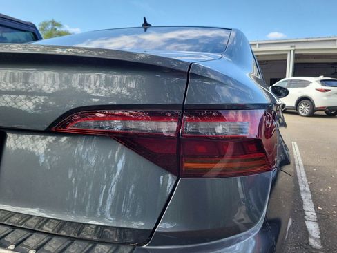 Used 2019 Volkswagen Jetta SE w/ Cold Weather Package FWD image 14