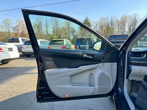 Used 2014 Toyota Camry XLE w/ Leather Package FWD image 9