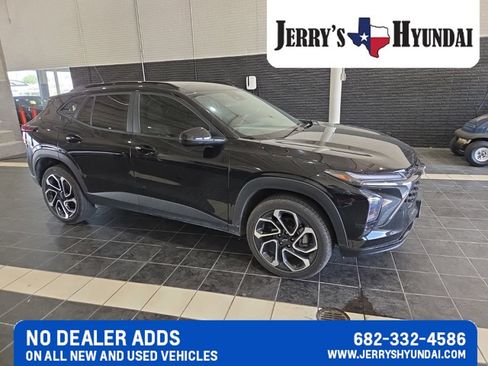 Used 2025 Chevrolet Trax RS w/ Driver Confidence Package FWD image 2