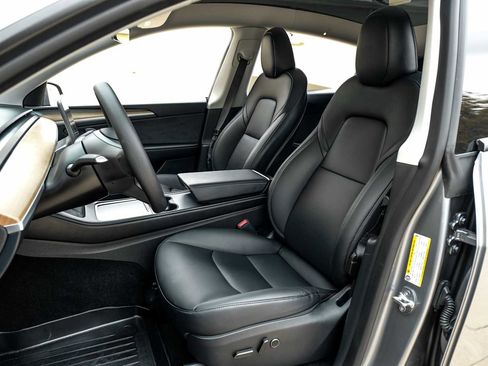 Used 2024 Tesla Model Y 2WD image 33