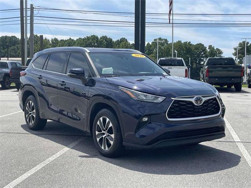 Certified 2020 Toyota Highlander XLE image 1
