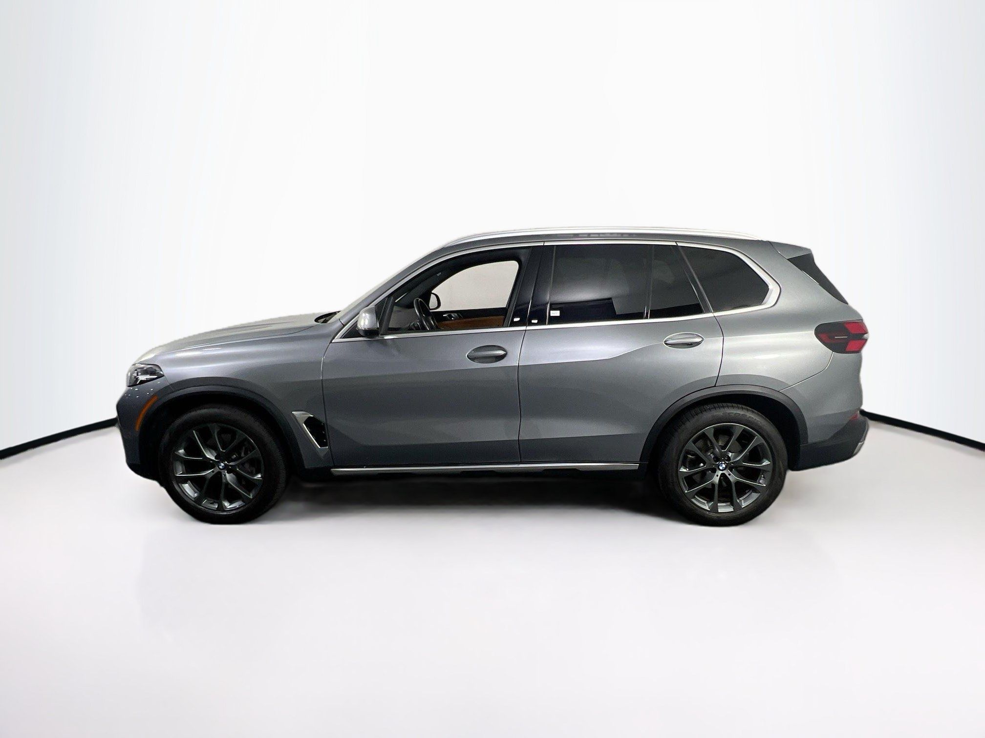 Used 2024 BMW X5 xDrive40i w/ Parking Assistance Package AWD/4WD image 8