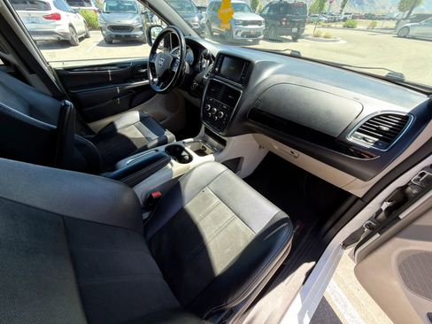 Used 2020 Dodge Grand Caravan SXT FWD image 4