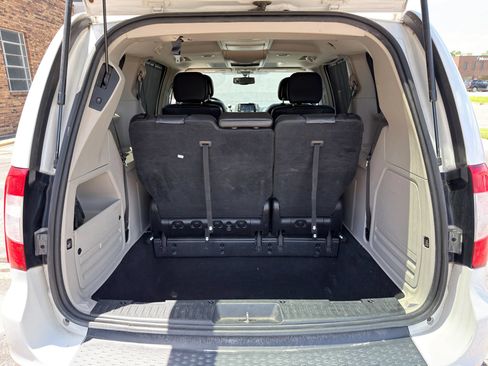 Used 2016 Chrysler Town & Country Touring-L FWD image 7