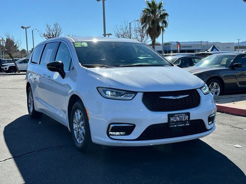 Certified 2024 Chrysler Pacifica Touring-L image 8