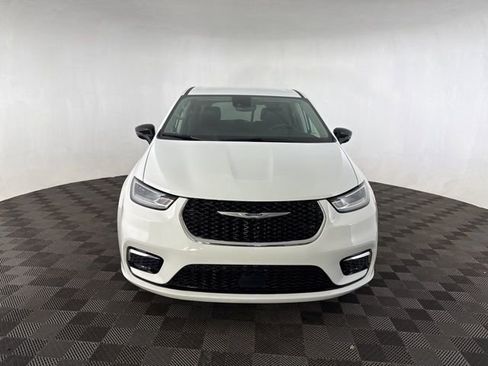 Used 2024 Chrysler Pacifica Touring-L image 3