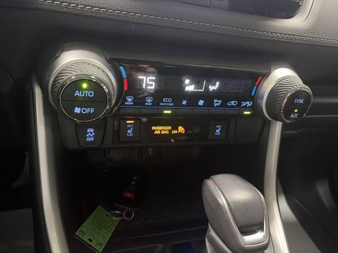 Used 2022 Toyota RAV4 XLE Premium image 22