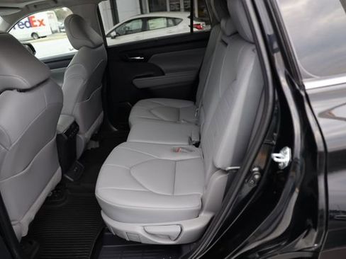Used 2021 Toyota Highlander XLE image 41