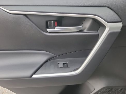 Used 2022 Toyota RAV4 XLE image 8