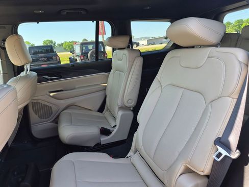 Used 2025 Jeep Grand Cherokee L Limited w/ Luxury Tech Group II AWD/4WD image 28