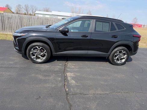 Used 2025 Chevrolet Trax LT FWD image 3
