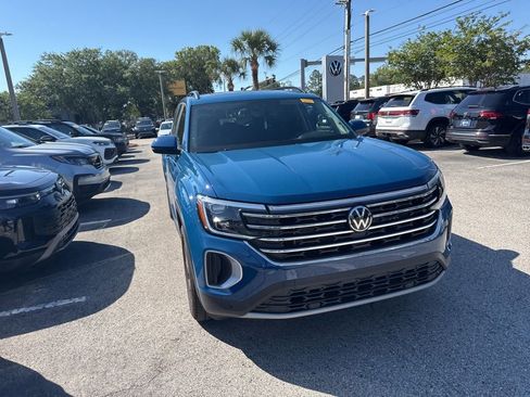 Used 2025 Volkswagen Atlas SE w/ Panoramic Sunroof Package FWD image 9