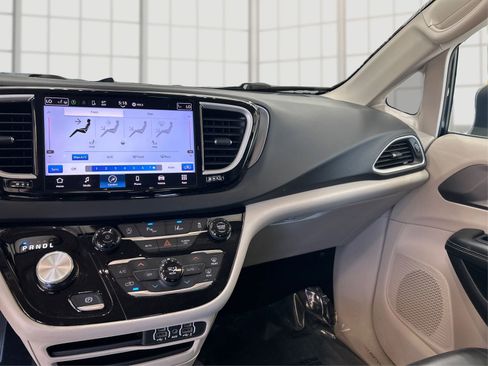 Used 2023 Chrysler Pacifica Touring-L FWD image 12
