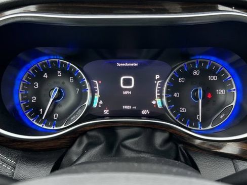 Used 2024 Chrysler Pacifica Limited w/ Uconnect Theater Family Group AWD/4WD image 31