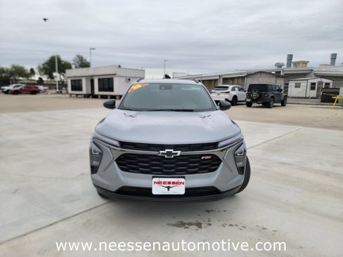 Used 2025 Chevrolet Trax RS image 2