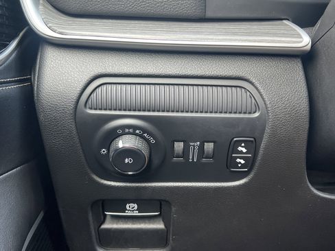 Used 2024 Jeep Wagoneer Series III AWD/4WD image 13