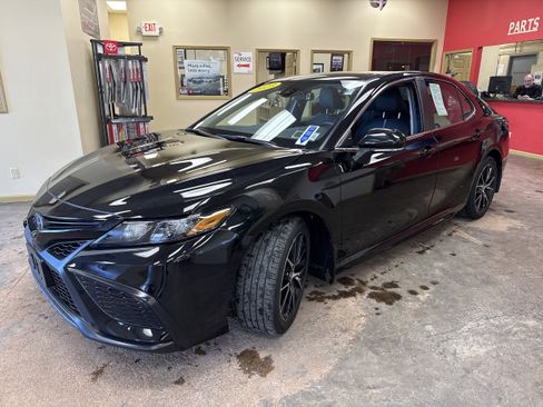 Used 2023 Toyota Camry SE image 3