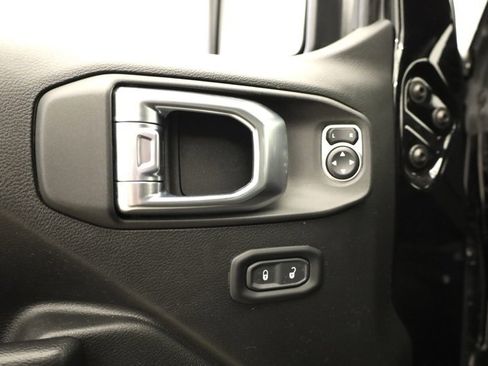 Used 2024 Jeep Wrangler Unlimited image 10