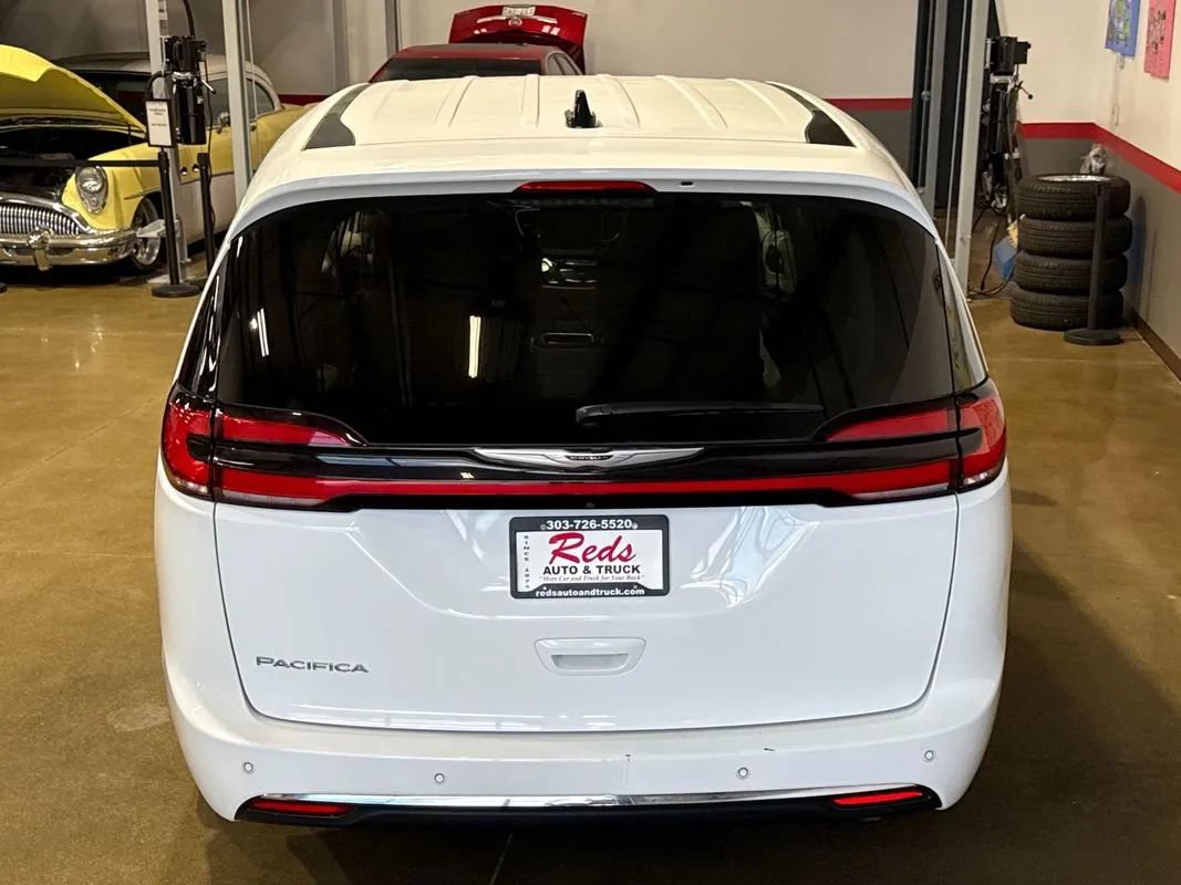 Used 2024 Chrysler Pacifica Touring-L FWD image 6