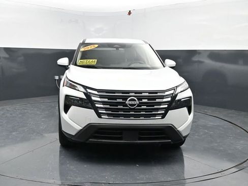 Used 2025 Nissan Rogue SV image 2