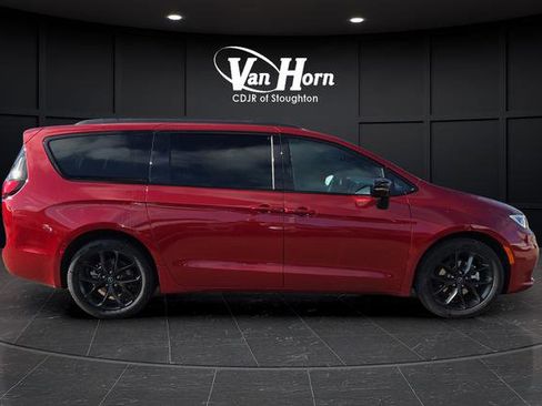 New 2026 Chrysler Pacifica Select w/ S Appearance Package image 2