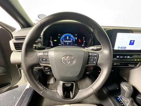 Used 2025 Toyota Camry SE FWD image 11