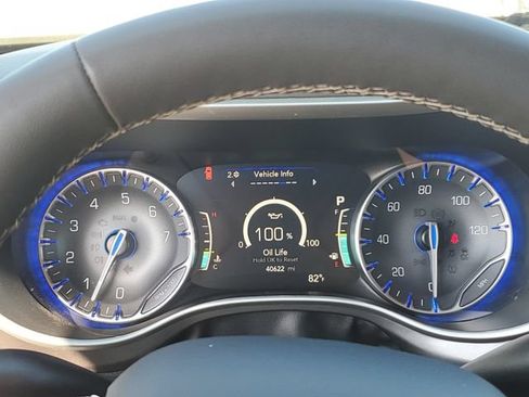 Used 2024 Chrysler Pacifica Touring-L FWD image 9