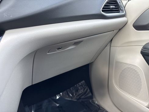Used 2024 Chrysler Pacifica Touring-L FWD image 31