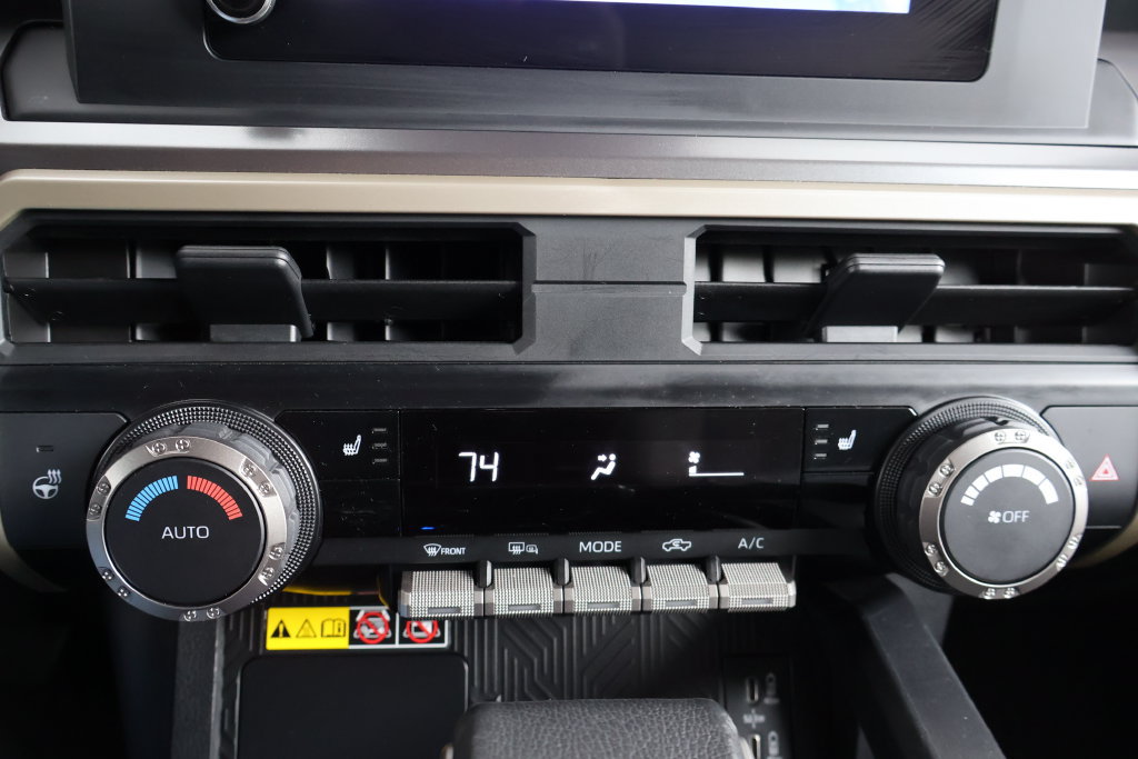 Certified 2025 Toyota Tacoma SR5 AWD/4WD image 36