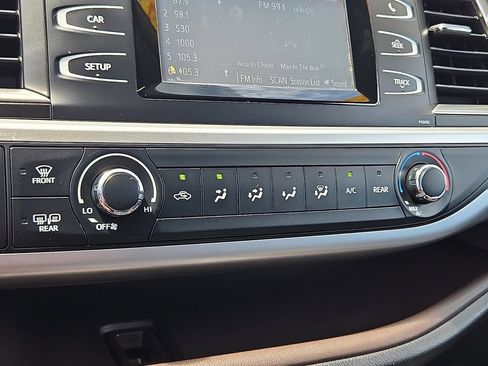 Used 2014 Toyota Highlander LE AWD/4WD image 17