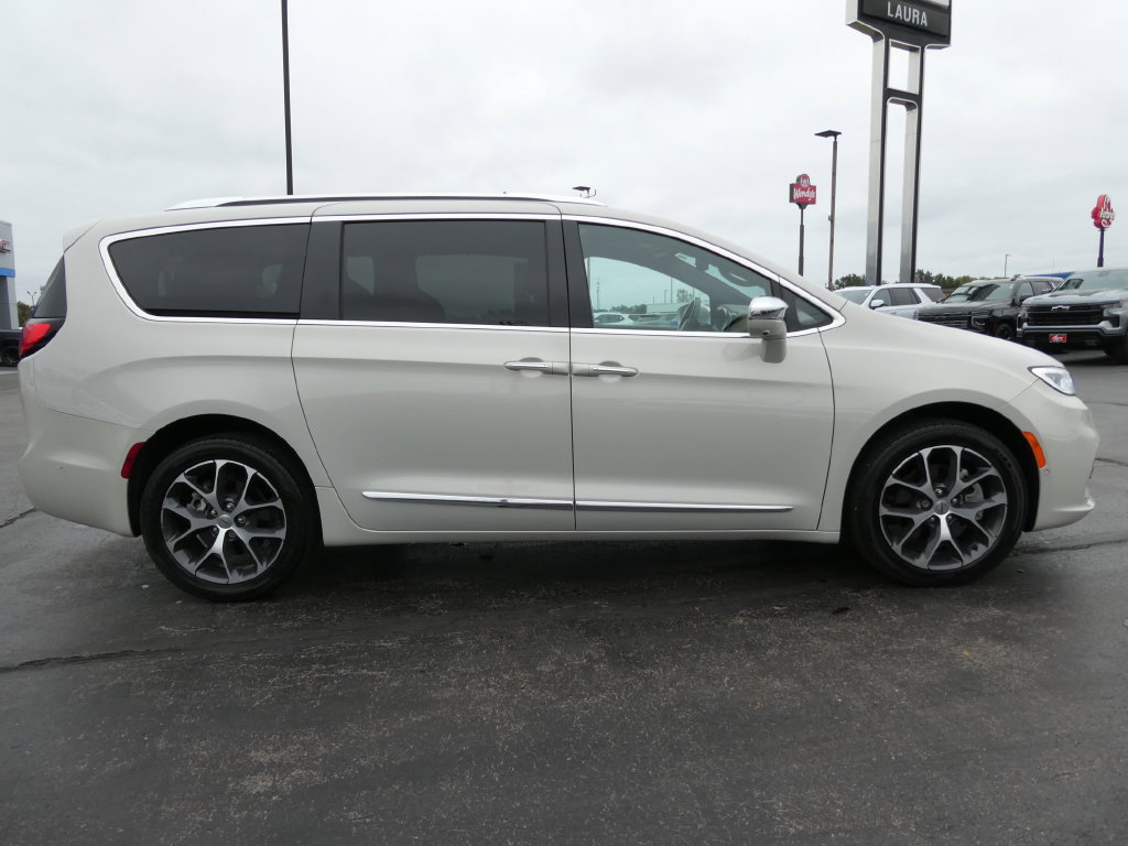 Used 2021 Chrysler Pacifica Limited w/ Premium & Safety Sphere Group AWD/4WD image 4