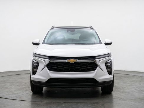 Used 2025 Chevrolet Trax LT w/ LT Convenience Package FWD image 2
