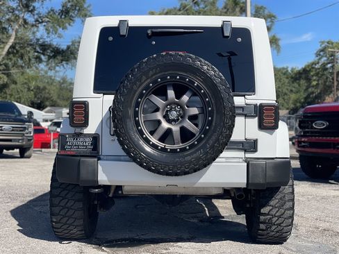 Used 2015 Jeep Wrangler Unlimited Sahara AWD/4WD image 9