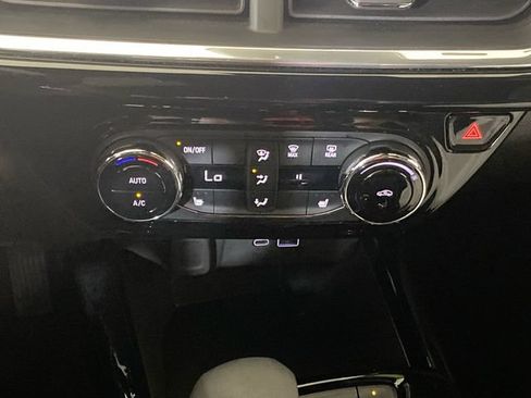 Used 2025 Chevrolet Trax RS FWD image 42