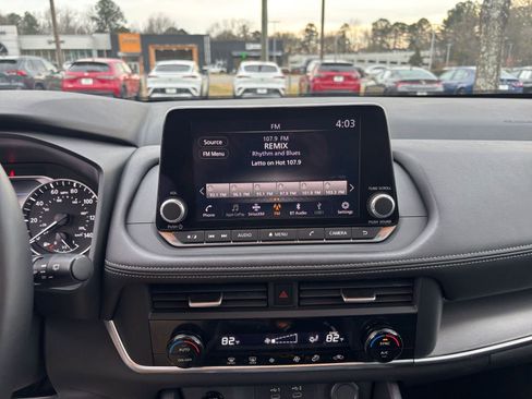 Used 2025 Nissan Rogue SV image 17