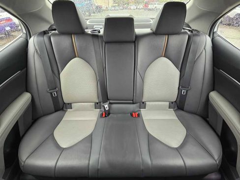 Used 2020 Toyota Camry XLE w/ Sunroof Package image 17