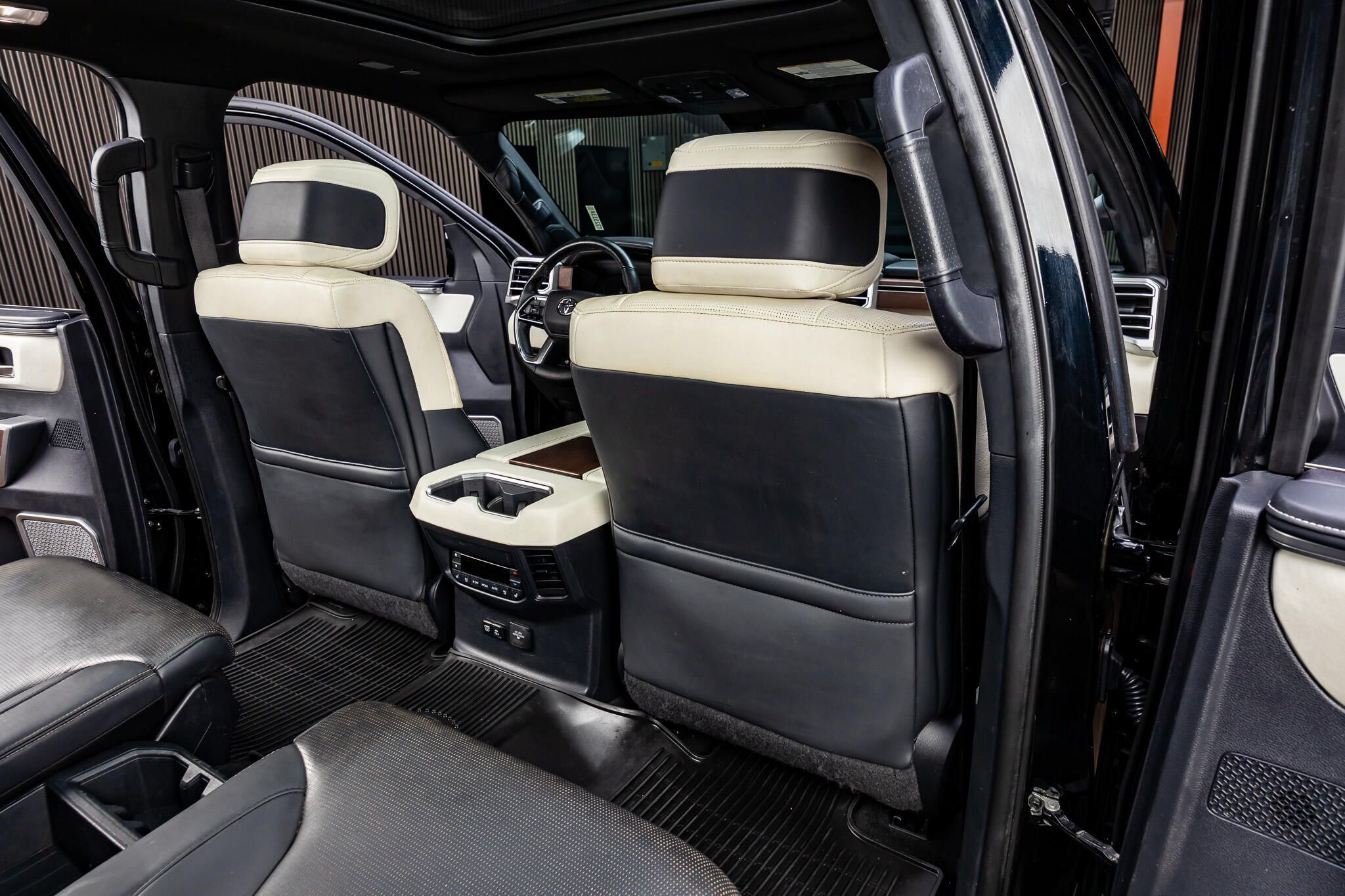 Used 2023 Toyota Sequoia Capstone AWD/4WD image 32