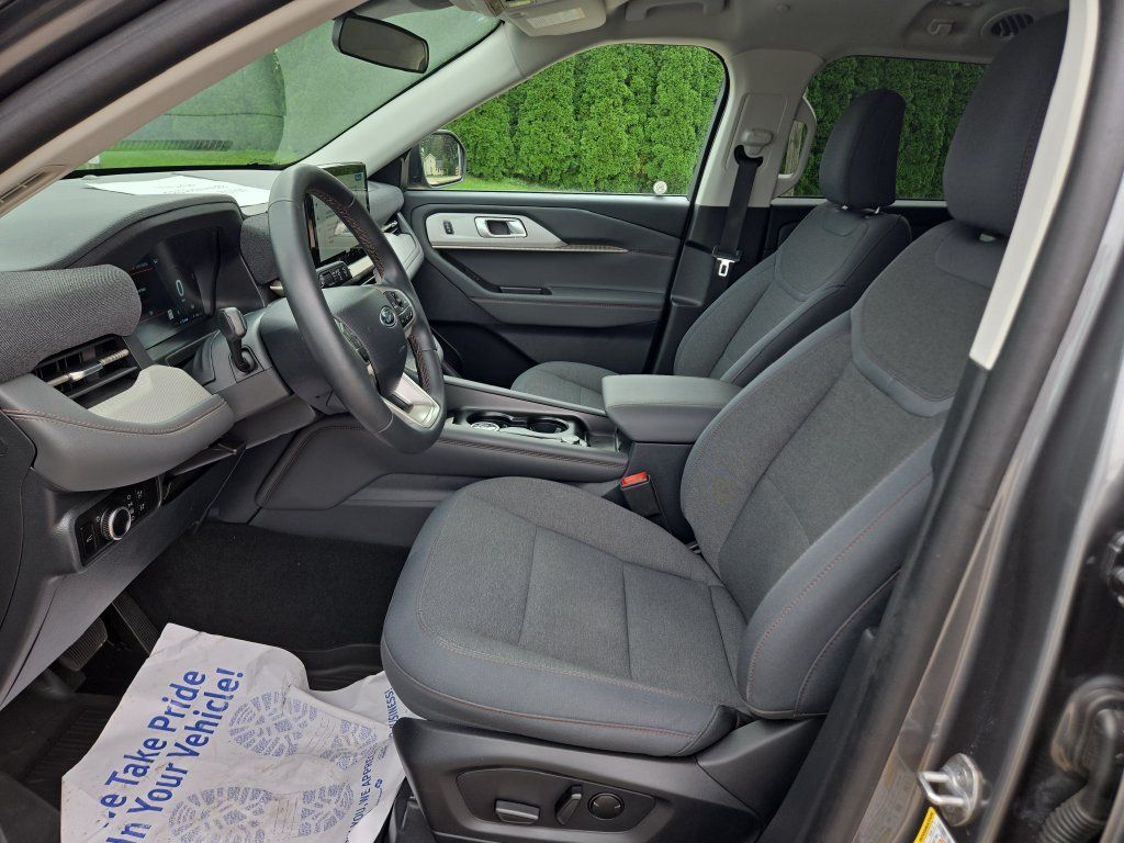 Used 2025 Ford Explorer Active AWD/4WD image 9