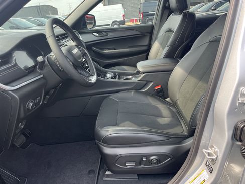 New 2025 Jeep Grand Cherokee L Altitude image 4