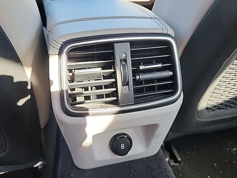 Used 2023 Genesis G70 2.0T image 19