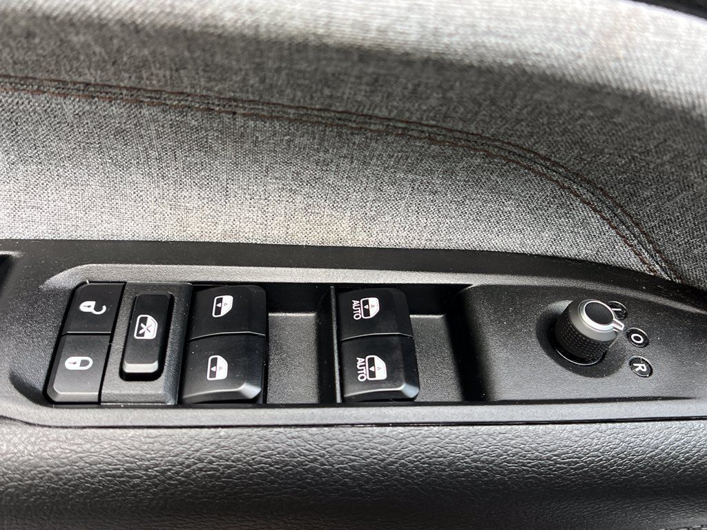 Used 2023 Jeep Compass Latitude AWD/4WD image 13
