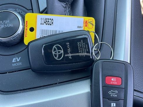 Used 2025 Toyota RAV4 SE w/ Convenience Package image 15