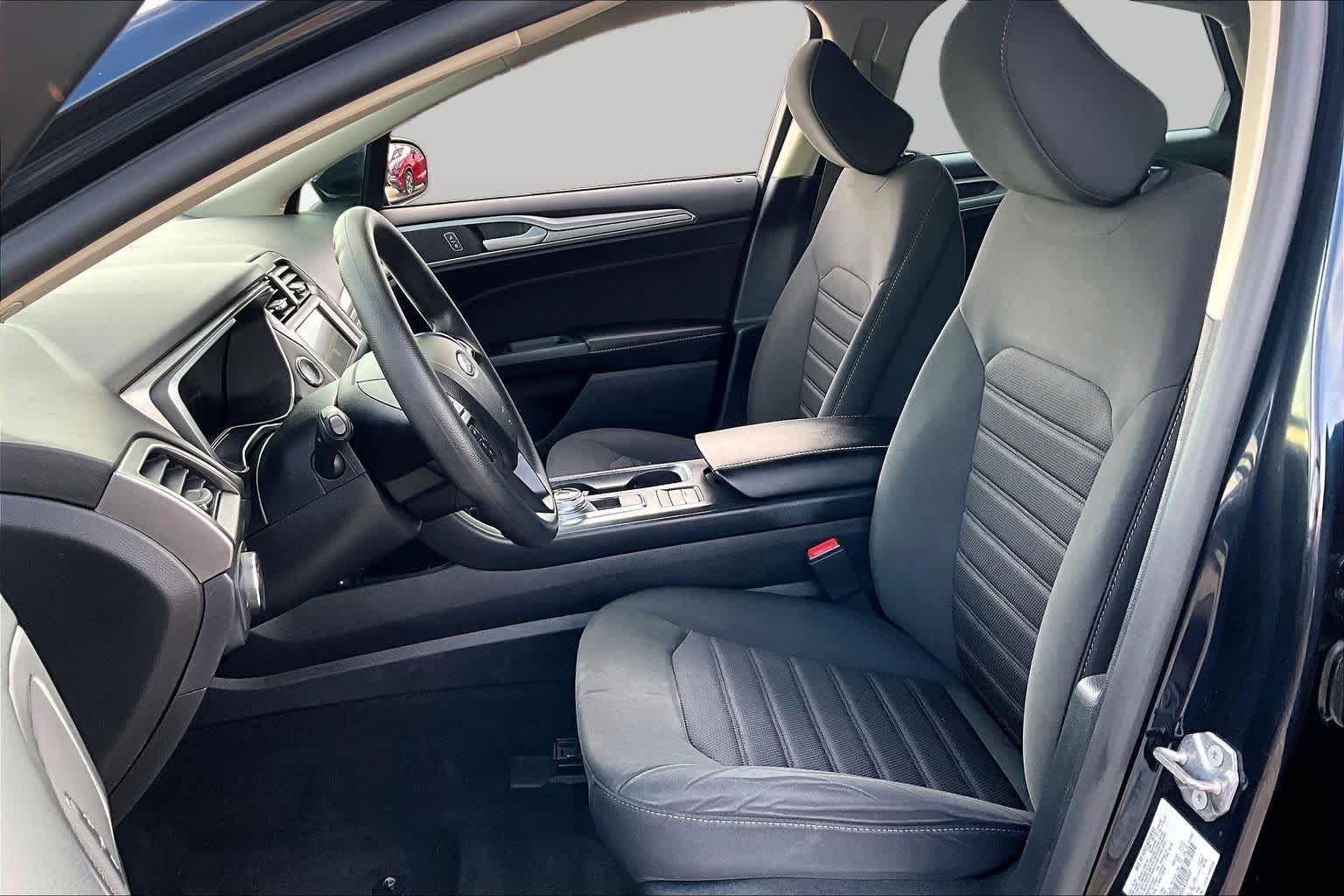 Used 2020 Ford Fusion SE FWD image 8