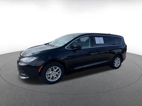 Used 2024 Chrysler Voyager LX image 8