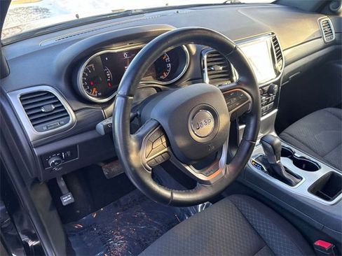 Used 2019 Jeep Grand Cherokee Laredo w/ 18" Wheel & 8.4" Radio Group image 9